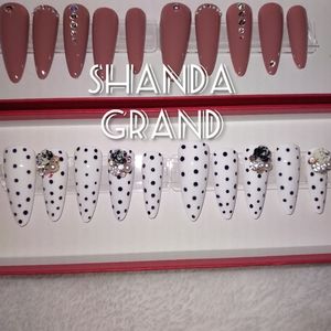 Lux Press-On Nails (Almond Shape)